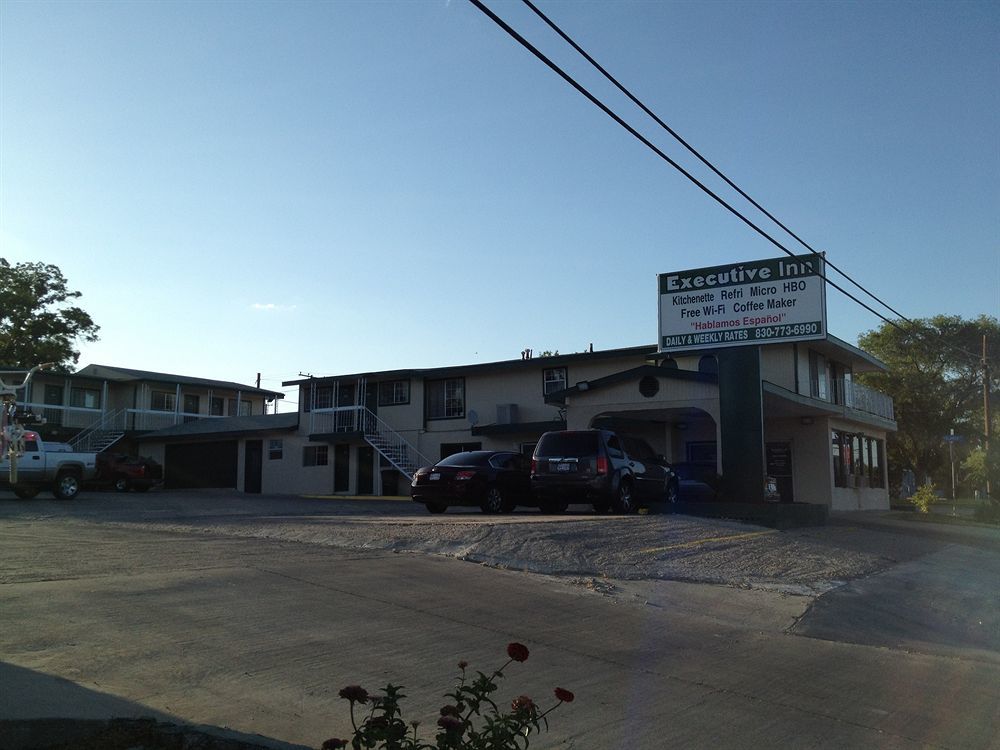 Executive Inn & Kitchenette Suites-איגל פאס מראה חיצוני תמונה