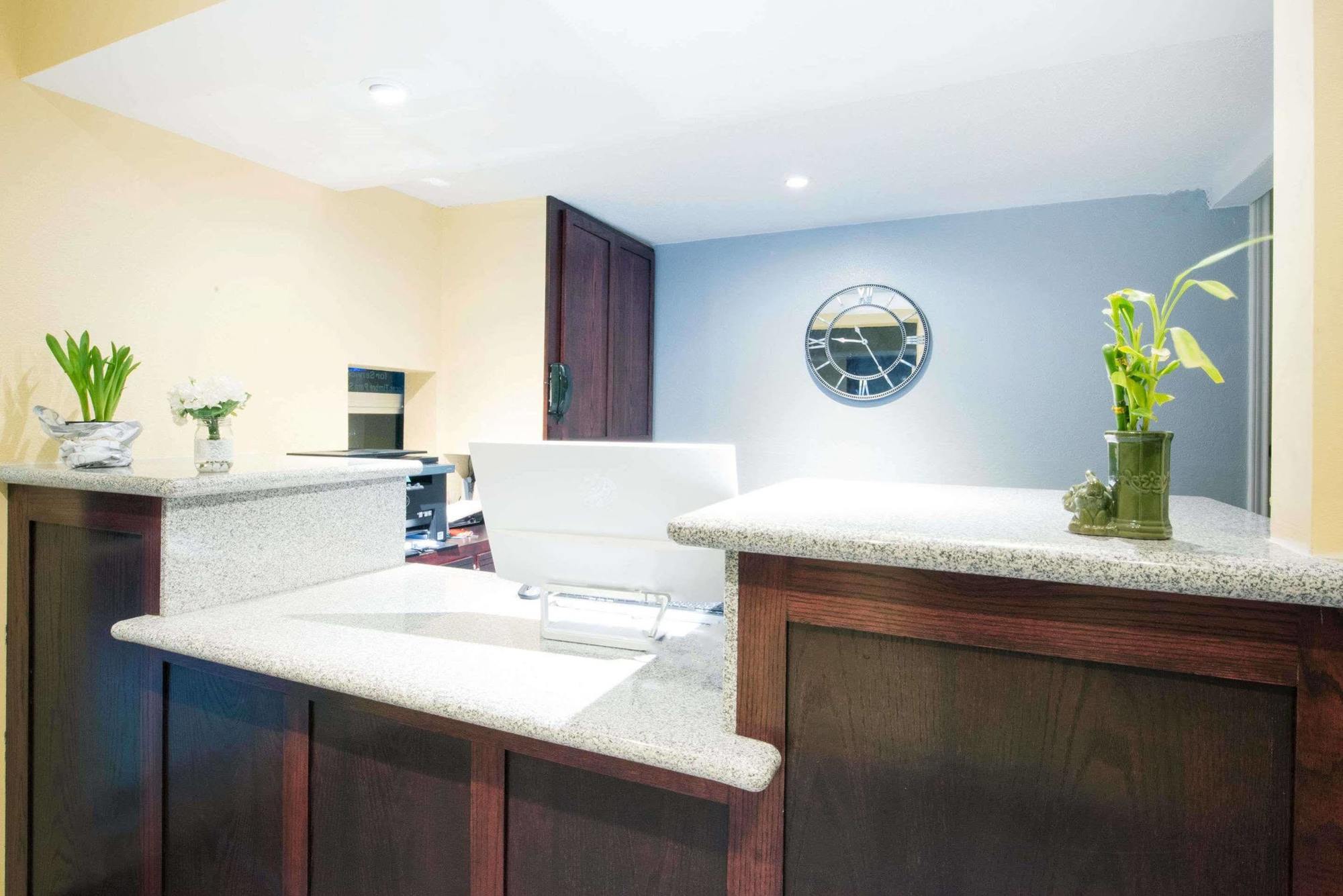 Executive Inn & Kitchenette Suites-איגל פאס מראה חיצוני תמונה