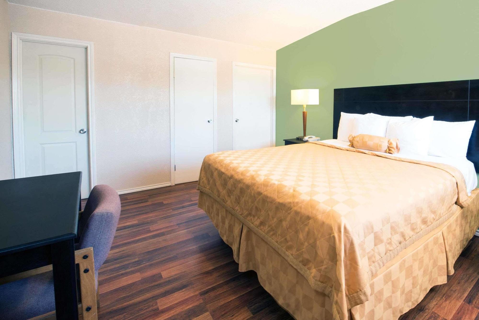 Executive Inn & Kitchenette Suites-איגל פאס מראה חיצוני תמונה