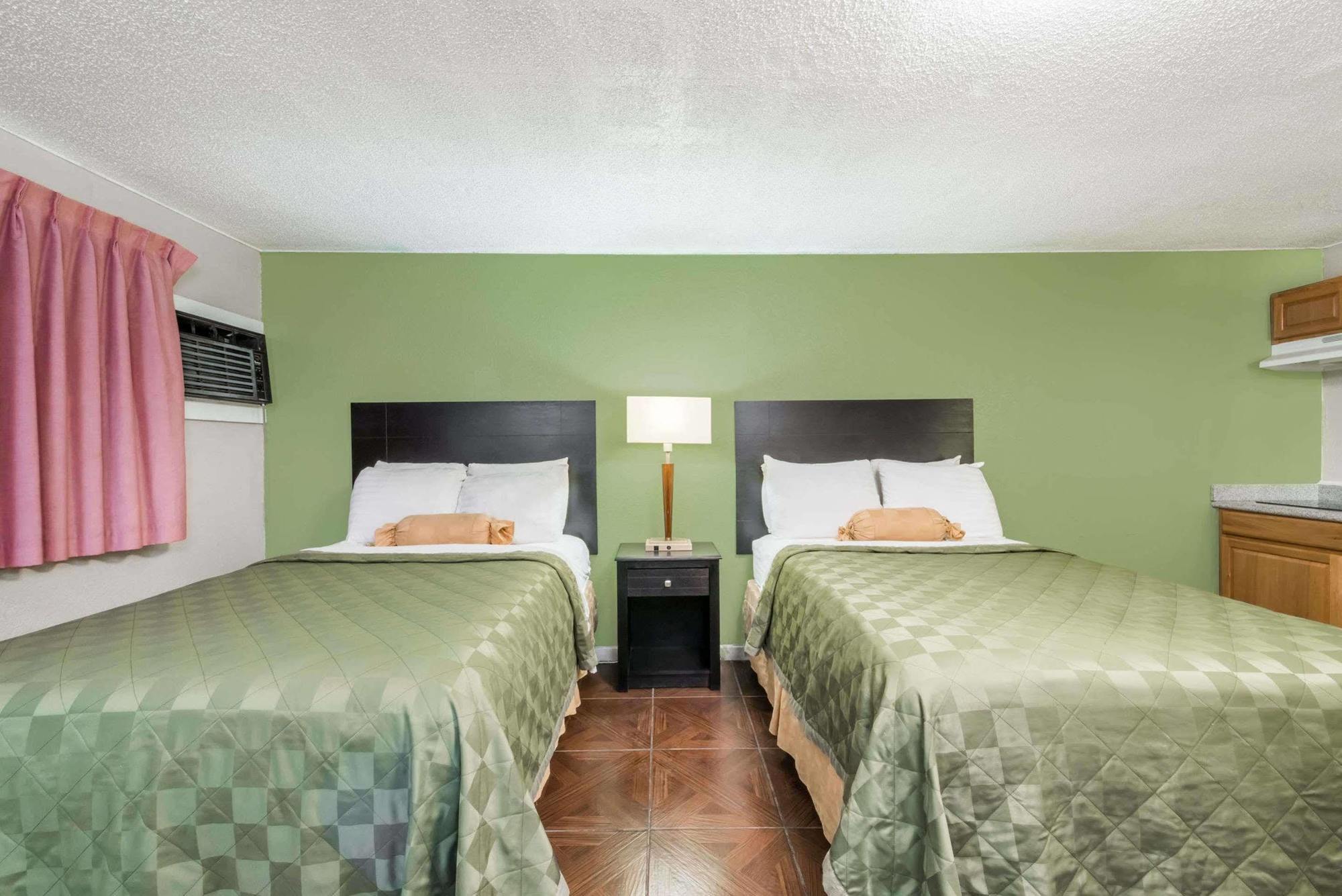 Executive Inn & Kitchenette Suites-איגל פאס מראה חיצוני תמונה